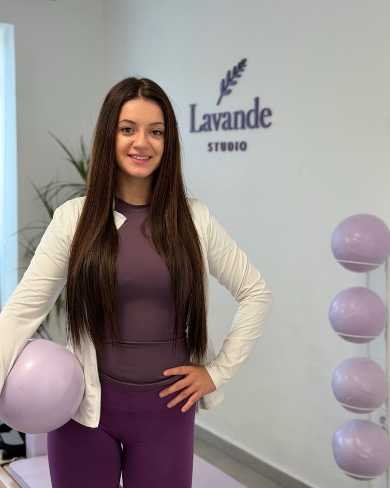 Lektorka Alexandra v štúdiu Lavande.